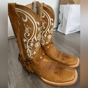 Brand new western boots size 8.5 US in Women.